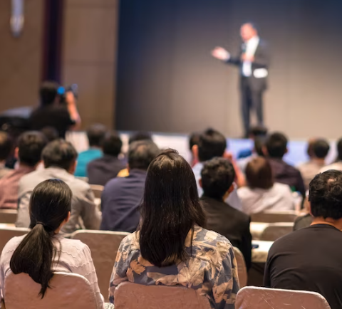 Aproveite tendências e eventos culturais para gerar buzz.