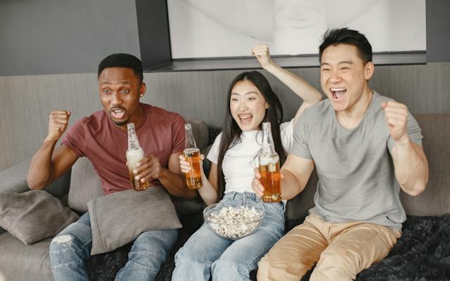 Pessoas felizes participando de bolão da mega sena online